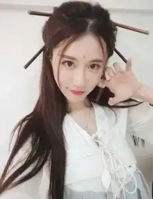 这也太像了吧女主播cos妩媚周芷若,这头饰看着怎么像某些东西
