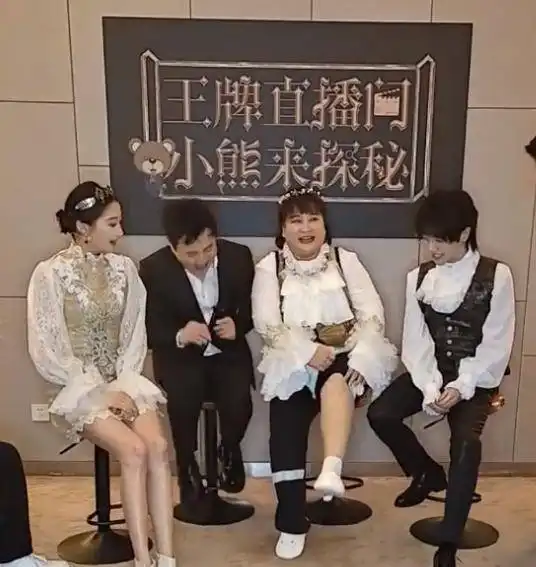 贾玲忽略了摄像机直播换裙子,关晓彤显示大长腿,沈腾的反应停止
