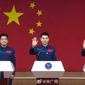 神十八航天员与五星红旗同框神十八航天员与五星红旗同框
