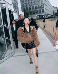关晓彤出发米兰,v领毛衣看不见锁骨,网友眼睛真的是越来越小