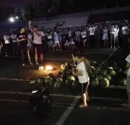 男生在校园内摆99个西瓜向女友求复合,女友还没到,西瓜却被抢光