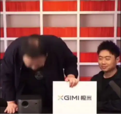 杨超越落户上海1年后,昔日队友沦为舞娘,比起体面,只想活着