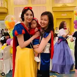 阔太吴佩慈扮白雪公主一点也不像,神情疲倦肌肤松垮,真的老了