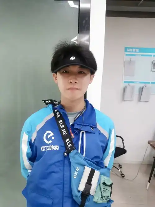 南京紫荆广场站蓝骑士周广权跑单途中做好事,为生活加点甜