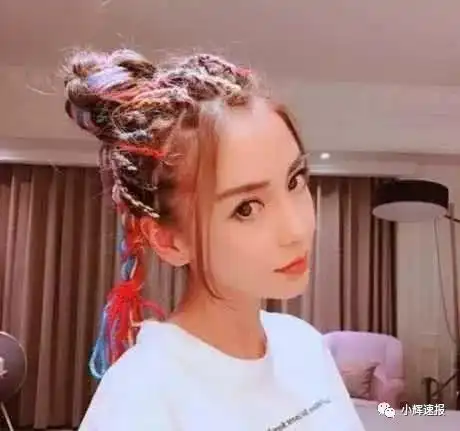 baby出席盛典,清新造型现颜值巅峰,可一小动作让她气质全无