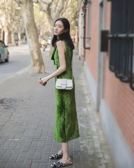 杨紫的刺绣毛衣周雨彤的链条包,时髦度满分,2位小姐姐太美了