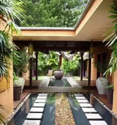 正逢庭院花开时