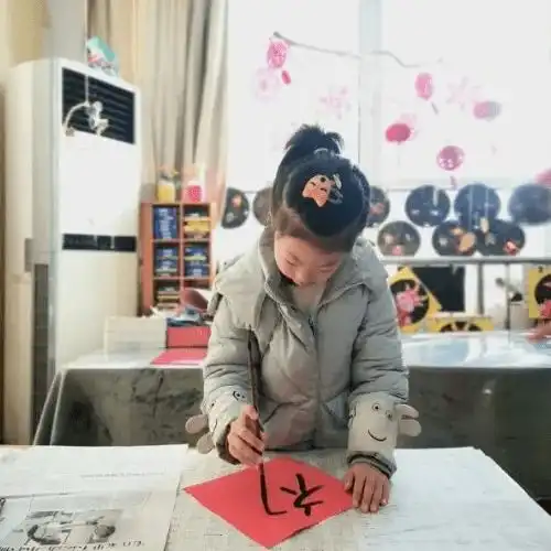 大班特色活动妙手写福字,巧手剪窗花
