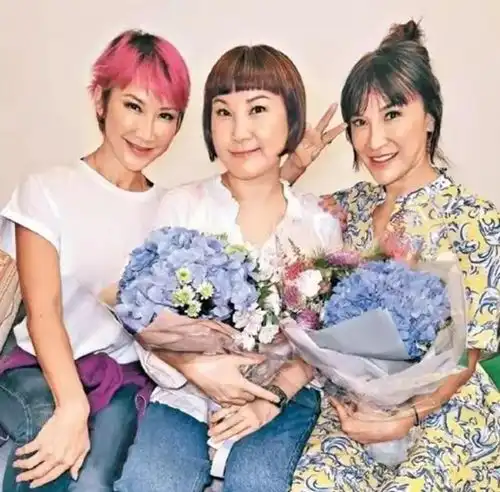 李玟去世后网暴不断,二姐李思林出力不讨好张韶涵说英语被指责