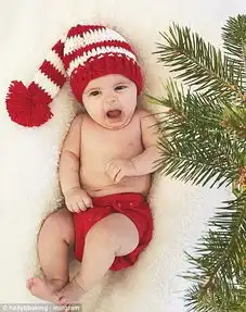 父母为新生婴儿拍圣诞写真萌化人心