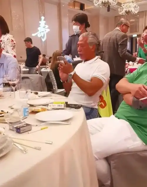 乌鸦张耀扬出席寿宴,与粉丝合影哈哈大笑,网友不要掀桌子