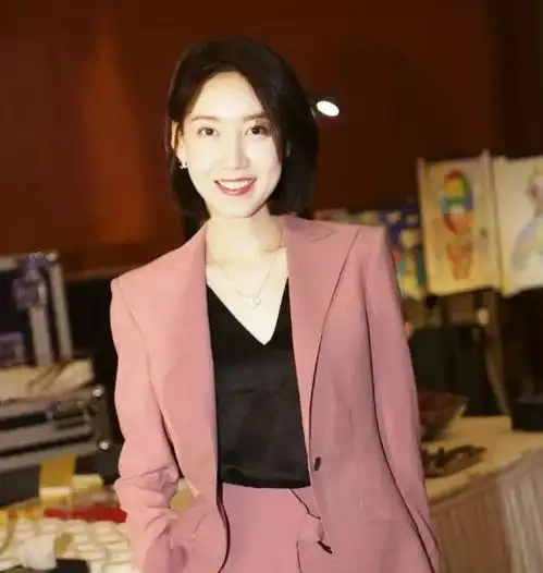 女律师衣柜必备一件优雅干练又不失温柔的粉色西装