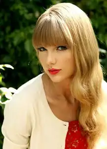 taylorswift坐在花坛边白外搭红碎花裙子图
