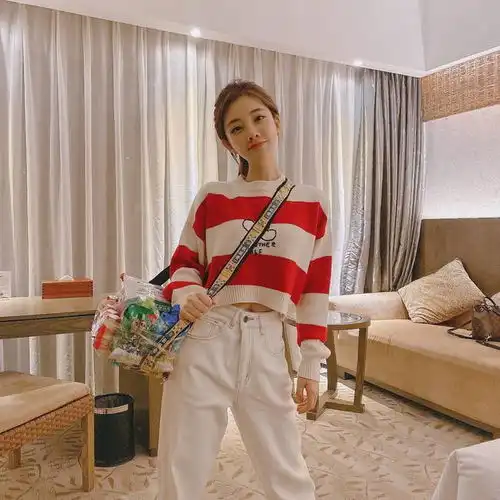 冯提莫时尚感超强,一袭碎花裙登台献唱,甜美气息扑面而来