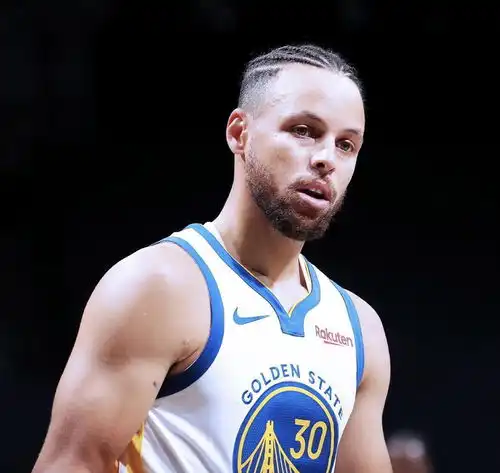 nba勇士大胜开拓者,库里成为本赛季第一位单场得分超过60分的球员