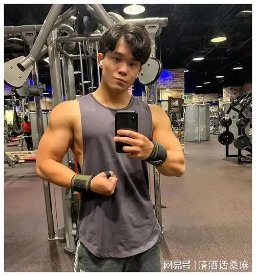 爱健身的臭美肌肉男,六块腹肌特撩人,性感的人鱼线也好上头