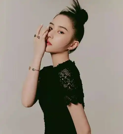 赌王最美女儿太有时尚感新大片穿背带裙撞衫赵丽颖竟不输,超美