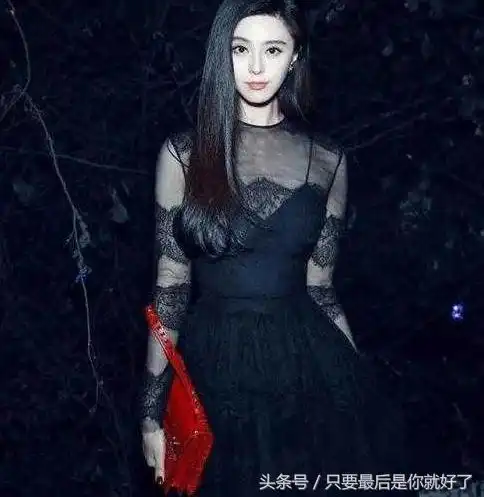 28岁杨颖与36岁范冰冰撞衫,同穿印花吊带长裙,年纪小却输到心累