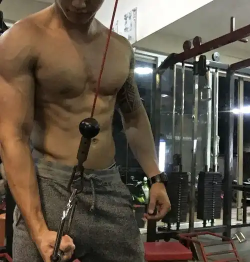 短小精悍的摆摊健身网红,身高不够肌肉来凑,薄脂花臂吊打健身房