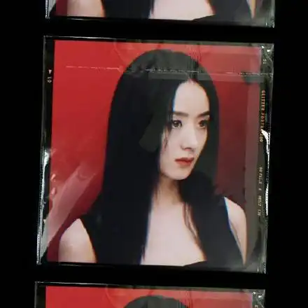 赵丽颖黑长直变病娇美人,一身黑裙又a又欲,相比卷发略胜一筹