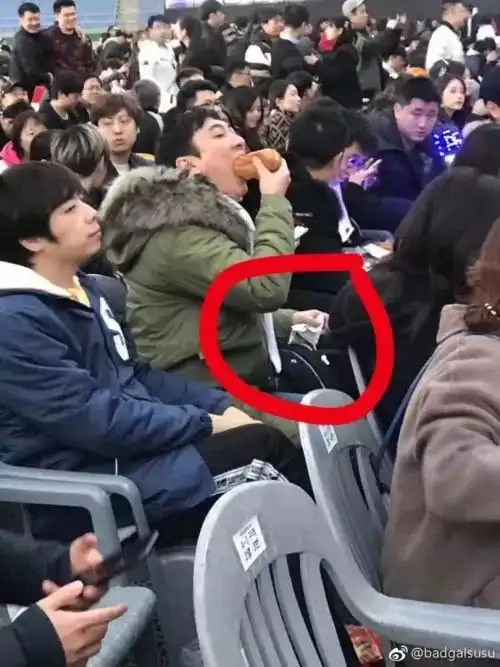 ig夺冠,高校男生宿舍集体沸腾狂欢..女生反应亮了楼管阿姨吓坏了