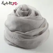 浅灰色围巾