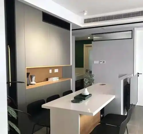 套内90㎡不买沙发舍弃餐桌,阳台一排矮柜,一进客厅就被惊艳了