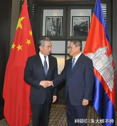 王毅会谈时,柬埔寨安排的会议桌很窄,胳膊和记事本都要放不下