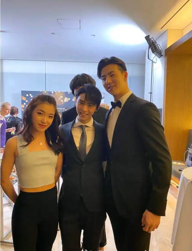 神仙友谊羽生结弦喜获新春版冰墩墩,冰舞组合王诗玥柳鑫宇送上门