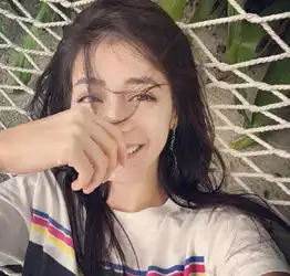 迪丽热巴度假照片肤白貌美大长腿更是白得发光