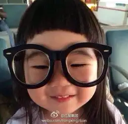 姐姐的包子脸被眼镜压的眼睛都睁不开了