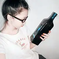 求一个很纯的侧面的短发齐刘海女生头像