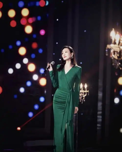 王鸥终于放开一回,穿抹胸露肩装秀曲线,简直不要太火辣