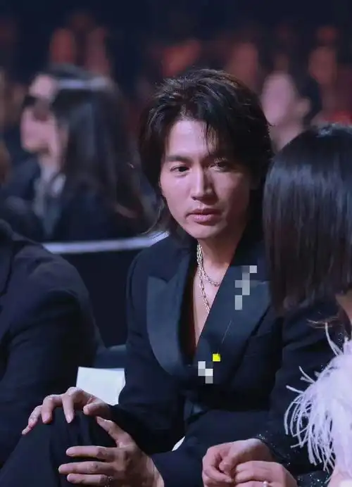 时尚芭莎男星怼脸生图遍地是普男,黄轩显老,李现发腮