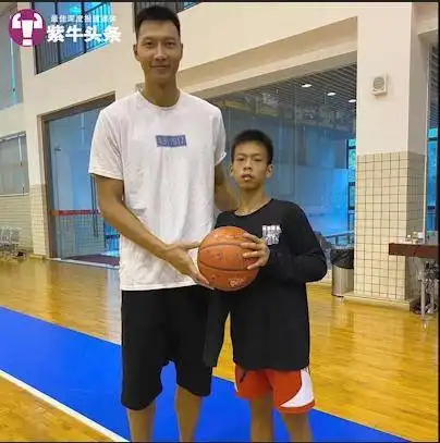 单挑库里的独臂篮球少年圆梦了,4年前库里曾发视频全网找他