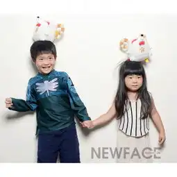 曹格两娃拍写真姐姐grace自啃嫩脚丫joe不怯场组图