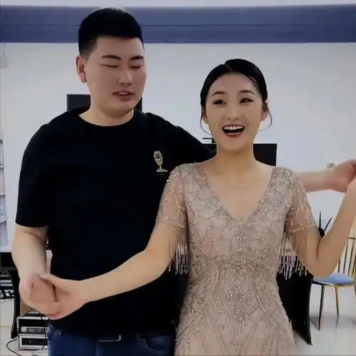 离婚仅仅一年多,朱小伟和陈亚男的生活却天差地别,看着莫名心酸