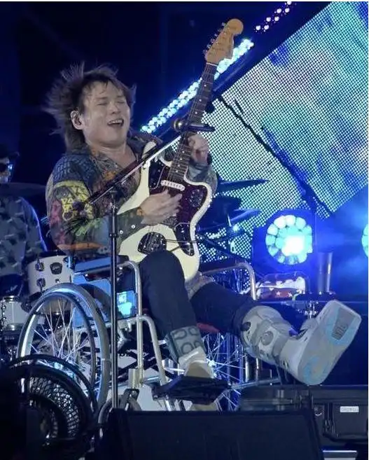 摇滚教父伍佰出道30年与妻子丁克17年,52岁坐轮椅演唱