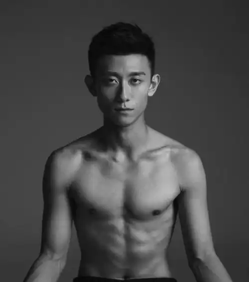 彭于晏我6块腹肌,张一山我8块腹肌,而谢孟伟你们都是弟