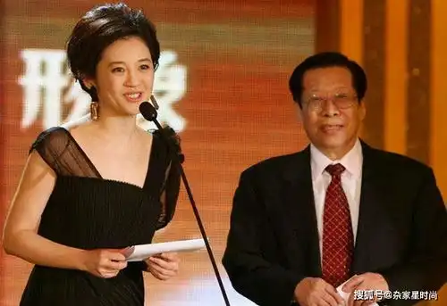 广东穷小子杨伟光14岁前没穿过鞋,用6分钟改变新闻联播规则