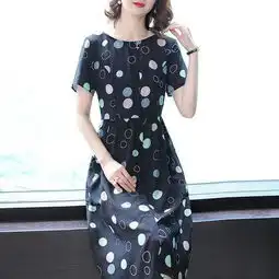 一袭蕾丝吊带连衣裙,失婚小姨玲珑曲线的身材很有魅力,巨嫩