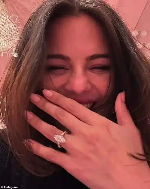傻脸娜官宣订婚,全网祝贺,霉霉要当花童北美意难平彻底翻篇啦...