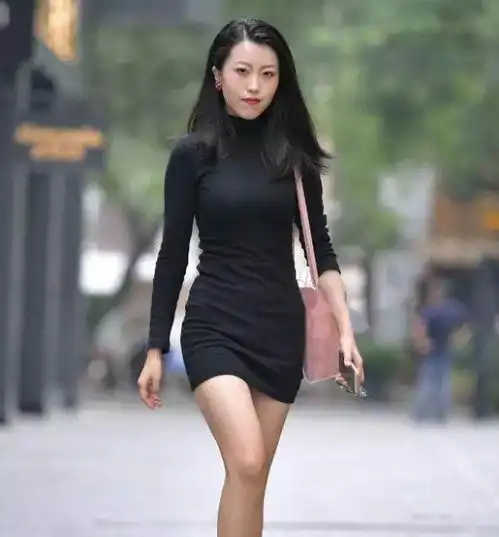 时尚街拍黑色长袖连衣裙,大方简约的风格