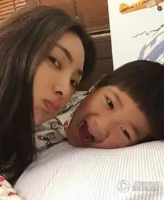 曹格娇妻晒儿女萌照姐姐grace依偎joe兄妹情深