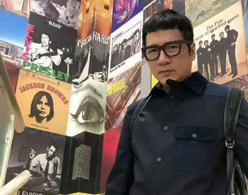 少有人知的冻龄男星60岁西门庆专业户似30岁,他比儿子年轻