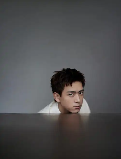 李现穿纯白西装绅士帅气眼神深邃尽显矜贵气质