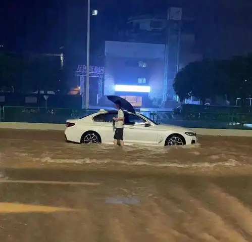 几位宝马车主雨季出行遇到突发意外,是谁帮助他们快速脱困