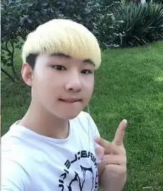 9岁登上央视春晚,被周杰伦力捧没有红,如今路人