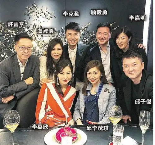 李嘉欣提前庆祝50岁生日,亲姐罕见露面长相差距大,妈妈颜值很高