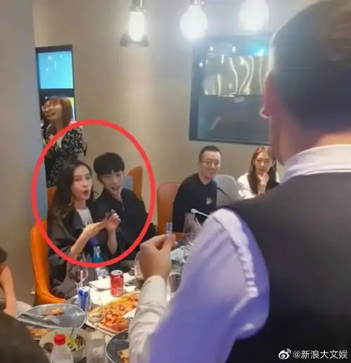 组图angelababy赖冠霖剧组聚餐气氛热烈新剧将演绎姐弟恋